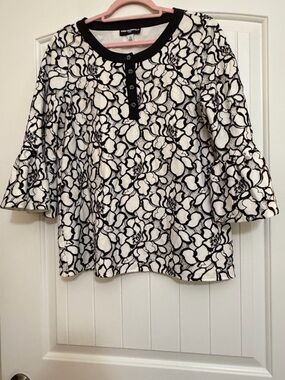 Karl Lagerfeld Black and White Lace Floral Bell-Sleeve Blouse Sz large
